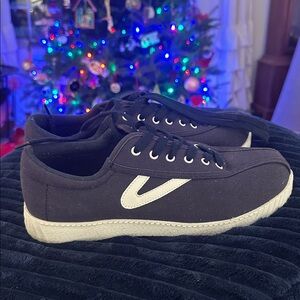 Navy blue and white women’s Tretorn sneakers